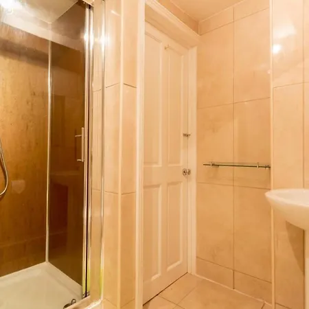 Holiday home 6 Bed In Sz327 *